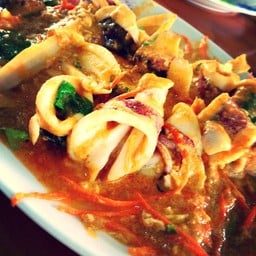 ปลาหมึกผัดผงกะหรี่ เอาไป**