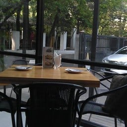 มองออกไปนอกร้าน