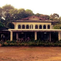 หน้าบ้านที่พัก นอนได้ 10-15คนค่ะ