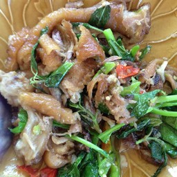 ขาหมูผัดกระเพรา