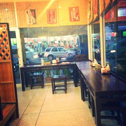 บรรยากาศมองจากในร้านออกไป...ที่นั่งสำหรับมาเดี่ยว