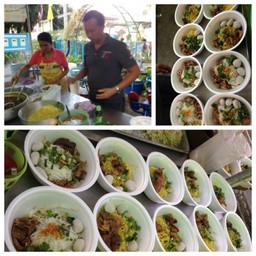 ขายก๋วยเตี๋ยวโกฮับสาขานี้มา 11 ปี คู่นี้เขาอึดกันจริงๆๆ