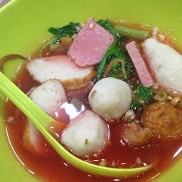 เย็นตาโฟลูกชิ้นปลาทรงเครื่อง