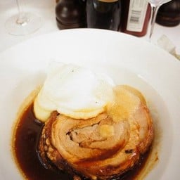 Slow-roasted free-range pork belly with mashed potatoes and Bramley apple sauce 