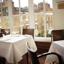 ภายในร้านขาวสะอาดตา เรียบหรู วิวสวย เมืองเก่าๆ