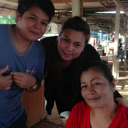 เจ้เสื้อแดง. เจ้าของร้าน&แม่ครัว