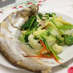 ปลานึ่งทานกับผักลวกจิ้ม