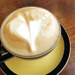 ลาเต้ร้อนค่ะ อุณหภูมินมสูงไปนิดค่ะ กาแฟหอมมากๆ