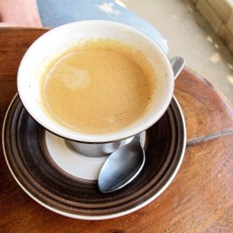 สั่งเอสเพรสโซ่ร้อนมาชิมค่ะ กลิ่นกาแฟหอมมากจริงๆค่ะ
