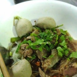 ก๋วยเตี๋ยวเนื้อป้าเพลิน (อินทรามระ 21)