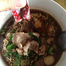 ก๋วยเตี๋ยวเรือรสหนึ่ง ประชาอุทิศ