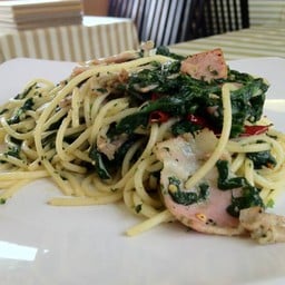 สปาเก็ตตี้แฮม-เบคอน ผักโขมซอสกระเทียม