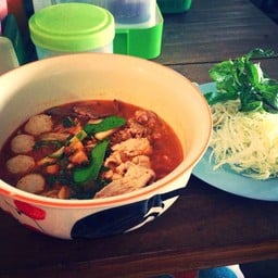 หมี่เหลืองต้มยำหมู จัมโบ้