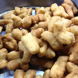 ปาท่องโก๋-ซาลาเปาทอดตลาดสด หน้าโรงรับจำนำ