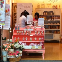 ร้านถูกตกแต่งแบบสีชมพูหวาน ขนมก็อยู่ในแพ๊คเกจน่ารักๆค่ะ