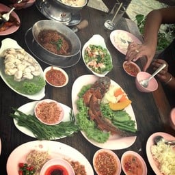 หอยนางรม, ปลาซ่อนลุยสวน, ยําคะน้ากุ้ง, กุ้งอบวุ้นเส้น, ต้มข่าไก่, ผัดผักรวม