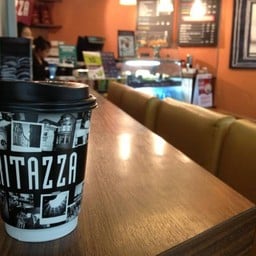 กาแฟและทรานั่งในร้าน
