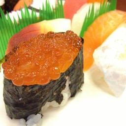 ข้าวปั้นหน้าไข่แซลมอน