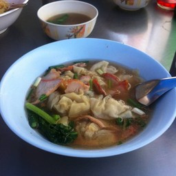 เกี๊ยวน้ำร้อนๆคล่องคอ