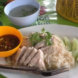ข้าวมันไก่ พิเศษ 35 บาทให้เยอะมากค่ะ แต่น้ำจิ้มออกหวานไปหน่อย
