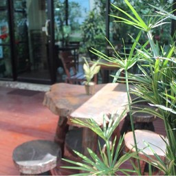 ที่นั่งนอกร้าน
