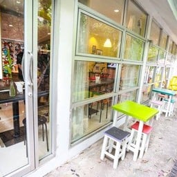 มีที่นั่งด้านนอก ข้างๆ ร้านอีกทีด้วยครับ ใครอยากชิลล์ จัดไปครับ
