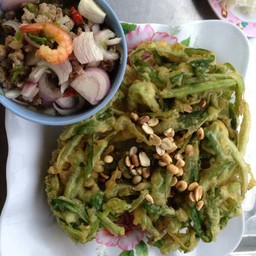 ยำผักบุ้งกรอบ