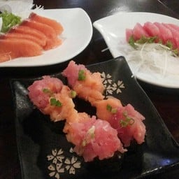 ซาซิมิ กับข้าวห่อสาหร่ายหน้าแซลมอนทูนาสับ