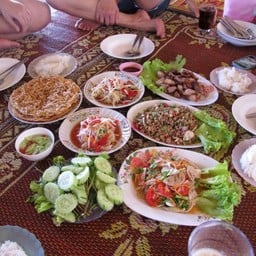 มื้อใหญ่เลย แซ่บๆ มีผักสดบริการด้วย