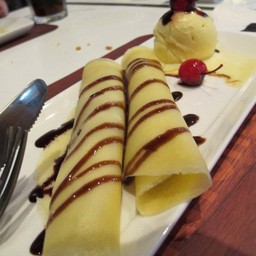 ของหวานเป็นเครปกล้วยค่ะ เสริฟพร้อมไอศครีมวนิลาด้วยค่ะ