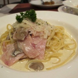 สปาเก็ตตี้คาโบนาร่าค่ะ เข้มข้นชีสมากๆค่ะ แฮมก็ให้มาเยอะเลยค่ะ”