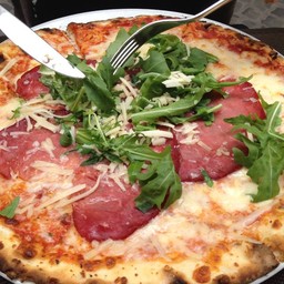 แหวกผักออกเห็นเนื้อด้านใน