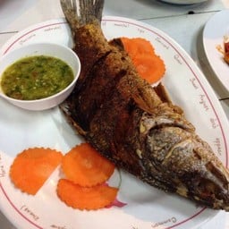 ปลากระพงทอดน้ำปลา ประมาณ 280 บาท ไม่มีน้ำลาด แต่เค็มได้ที่ อร่อย