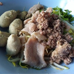 บะหมี่แห้งหมู ใช้ลูกชิ้นนำชัย