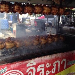สาขานี้หมุนไก่เยอะดีจัง ประมาณ 3 แถว