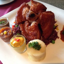 ขาหมูเยอรมัน มันใหญ่มาก เสริฟพร้อมไวน์ 1 แก้ว ราคา 400+++