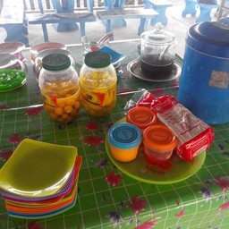ขนมปังปิ้ว กับผลไม้ดอง