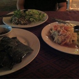 ส้มตำ. ลาบหมู,เนื้อ และทานไคแผ่นกับแจ่วบอง