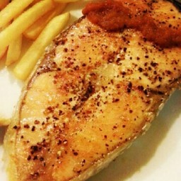 สเต็กปลาแซลมอนพริกไทยดำ