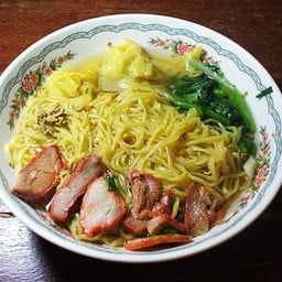 ชายสี่บะหมี่เกี๊ยว ปากทางเข้าร.ร.พานทองต้นสน