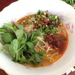 ข้าวซอยสิบสองปันนา กินกับยอดถั่วลันเตาสดๆ