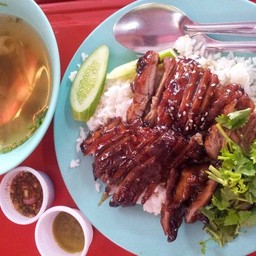 ข้าวหมูอบ เต๊นท์ชมพู หลังตึกอื้อจื่อเหลียง