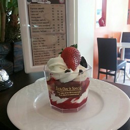 strawberry fresh cream
สตรอเบอร์รี่ลูกโต เต็มคำ อร่อย ฟิน ^^