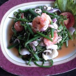 ยำผักกูดไม่ใส่พริกค่ะ  อร่อยดี ทานเผ็ดไม่ได้  ร้านก็ทำได้ค่ะ

