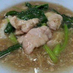 ราดหน้ายอดผักเจ้าเก่า กม. 2