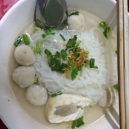 ก๋วยเตี๋ยวหมูเต้าหู้ยัดไส้ บ้านโป่ง