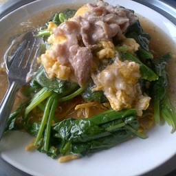 ราดหน้ายอดผักเจ้าเก่า กม. 2