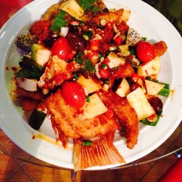 ถ้ามาร้านนี้ ต้องเมนู นี้เลยคะ ปลาเพลิน อร่อยเหาะไปเลย กินคู่กับไวน์ รสชาติ แซ่บ