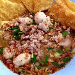 บะหมี่หมูต้มยำ ที่ร้านนี้เอาใจใส่ดี แบบแยกแผ่นเกี้ยวกรอบใส่ถ้วยต่างหาก