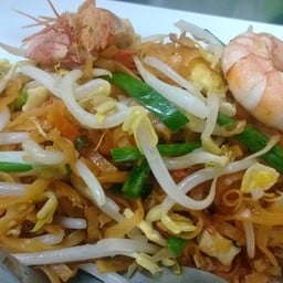 ผัดไทยกุ้งสดไทยอาคาร